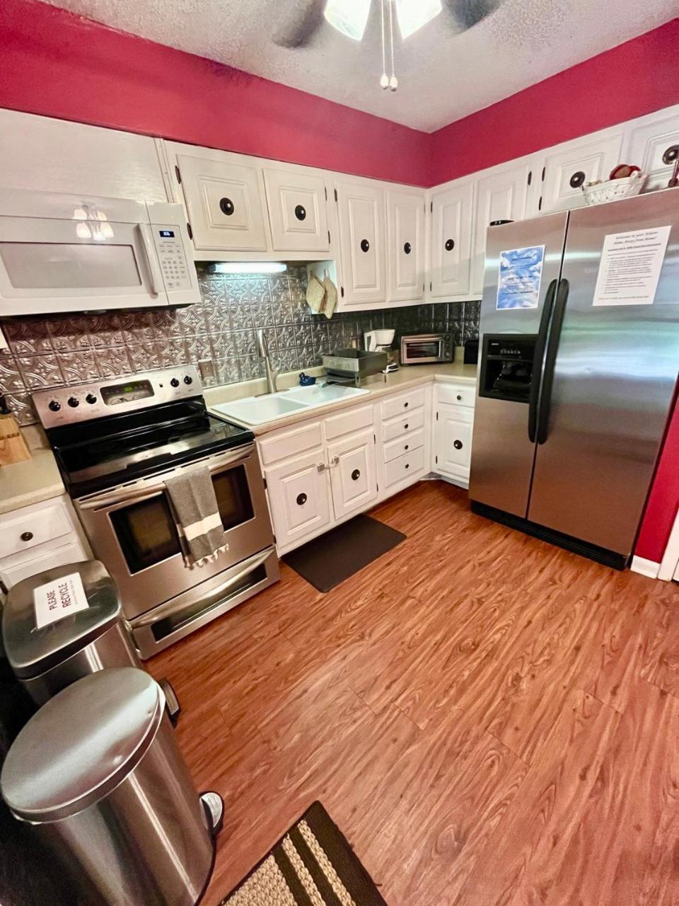 Family Friendly Downtown Home - Private Yard & Grill - Location, Location, Location! Athens Exterior photo